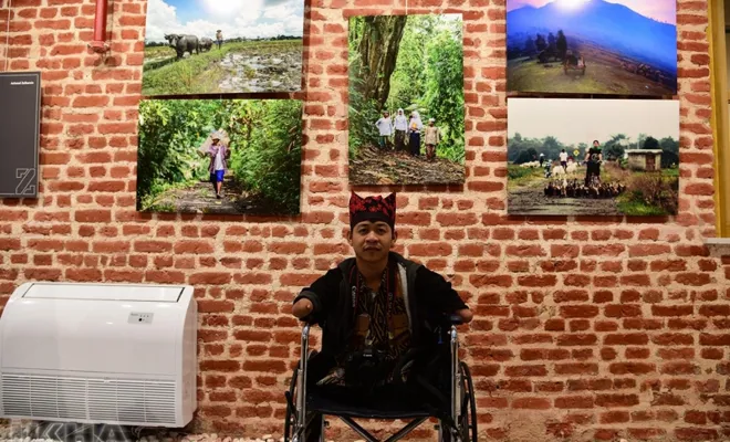 Engelleri aşarak dünyaca ünlü fotoğrafçı oldu 
