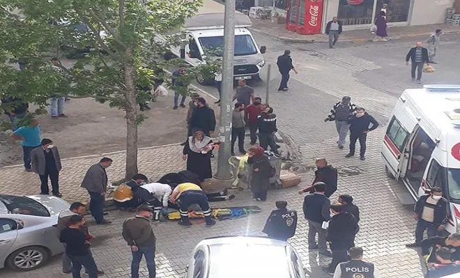 Otomobil duran minibüse çarptı: 2 Yaralı