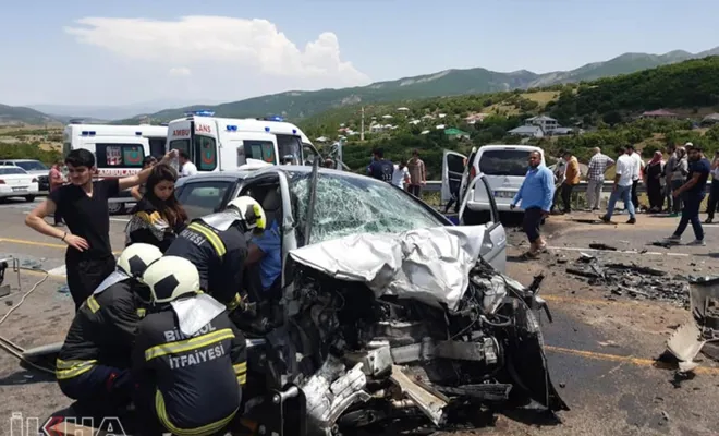 Hafif ticari araç ile otomobil kafa kafaya çarpıştı: 5 yaralı