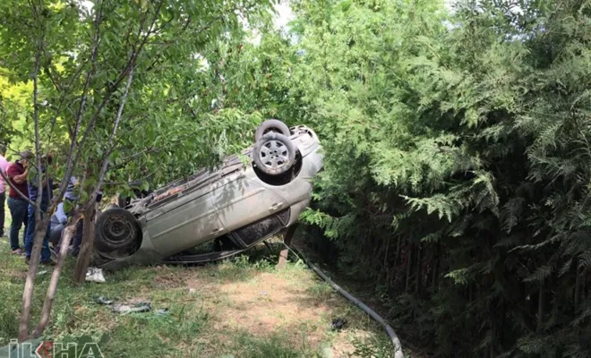 Takla atan otomobil ağaçta asılı kaldı: 1 yaralı