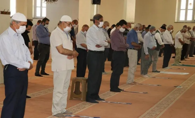 Yarından itibaren camilerde tüm vakit namazları cemaatle kılınabilecek