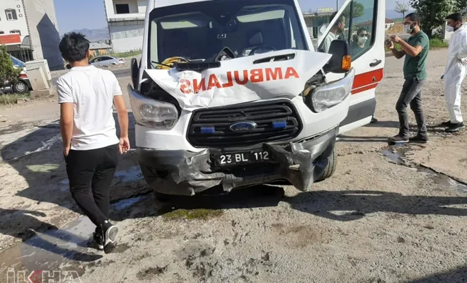 Covid-19 hastasını taşıyan ambulans kaza yaptı: 2 yaralı 