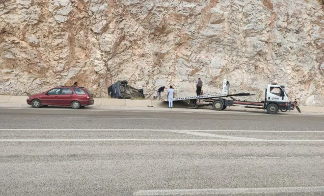 Virajı alamayan otomobil takla attı 