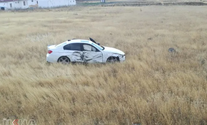 Traktörün çarptığı otomobil tarlaya girdi 