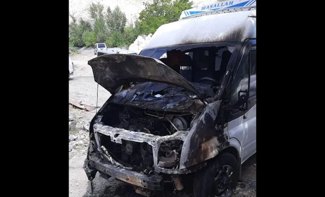 Köy muhtarının minibüsü kundaklandı 
