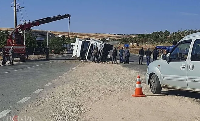 Demir yüklü TIR devrildi: Bir yaralı 