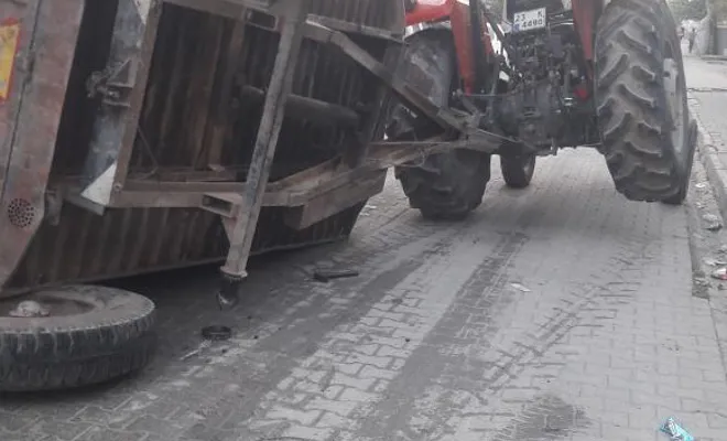 Şeker pancarı yüklü traktör devrildi