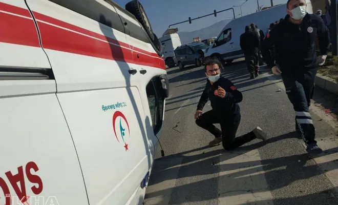 Hasta taşıyan ambulans hafif ticari araçla çarpıştı: 4 yaralı 