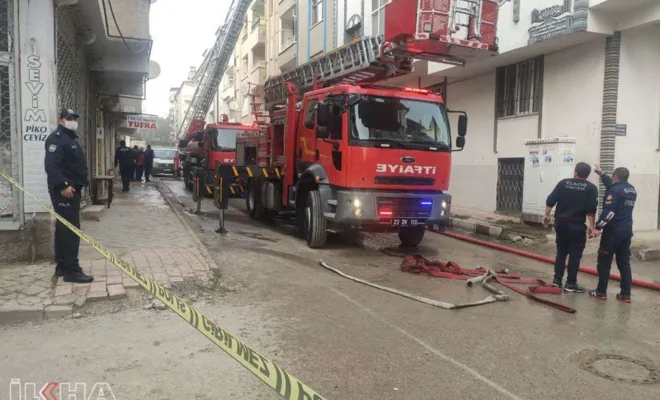 Bina çatısında çıkan yangın korkuttu