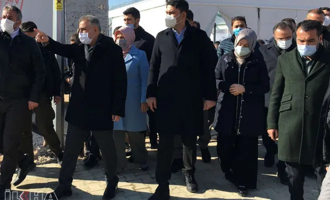Bakan Kurum Elazığ'da deprem konutlarını inceledi 