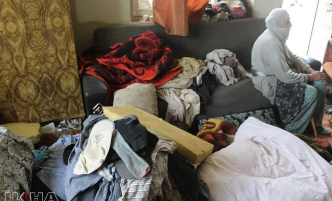 Kovancılar`da Sultan nine ve oğlu çöp evde yaşıyor