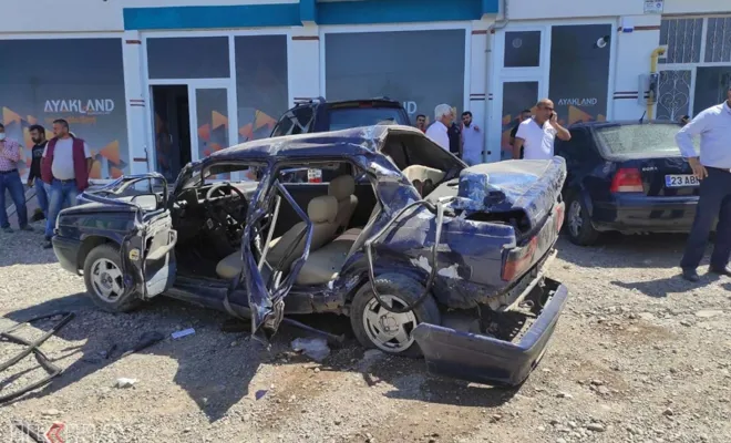 Palu`da Otomobil park halindeki kamyona arkadan çarptı: 2 yaralı 