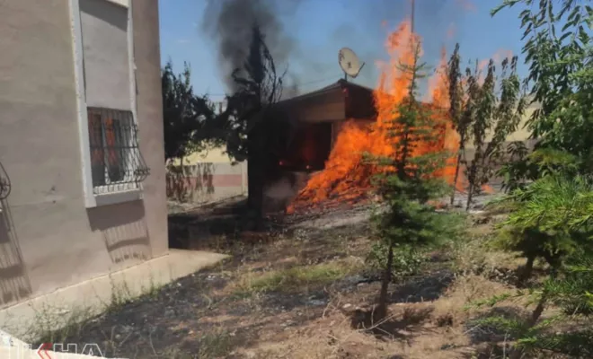 Palu`da apartman bahçesinde çıkan yangın korkuttu