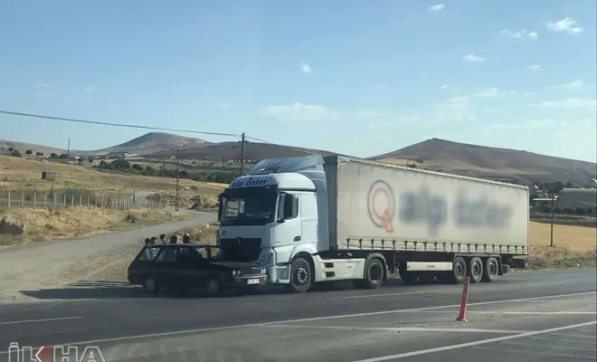 Kovancılar'da otomobil ile tır çarpıştı