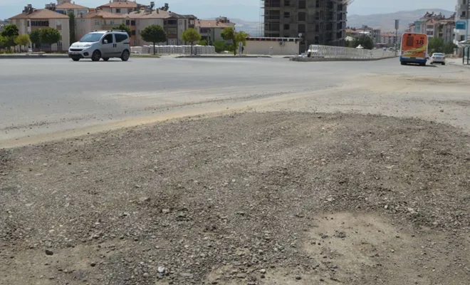 Elazığ`da asfaltı dökülen yolun yeniden kazılmasına mahalle sakinlerinden tepki