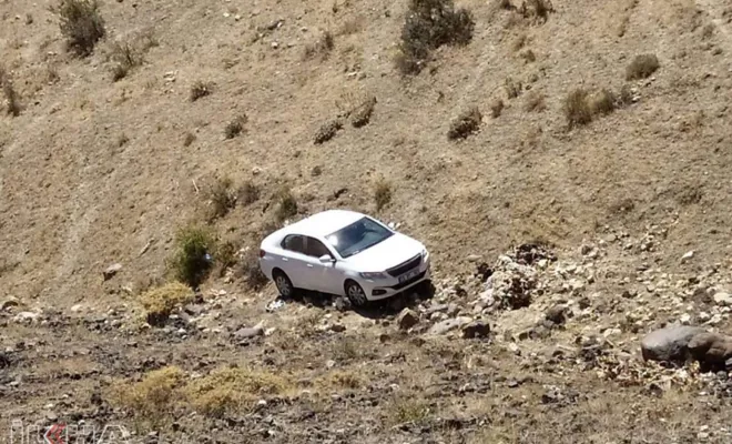 Kovancılar`da Otomobil 200 metre dereye yuvarlandı