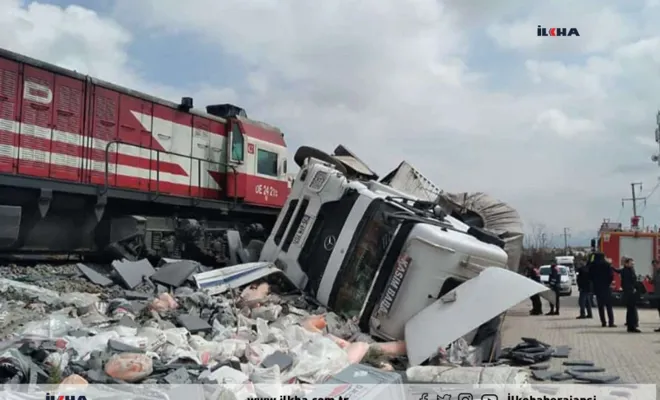 Elazığ`da trenin çarptığı tırdan son anda atlayarak kurtuldu