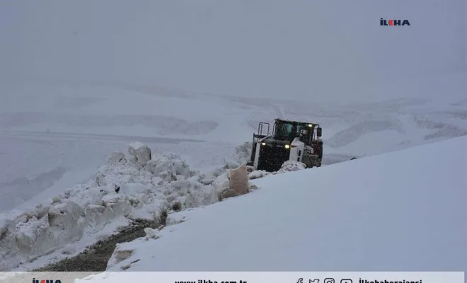 Mayıs ayında Bitlis Nemrut Krater Gölü’nde kar yağışı