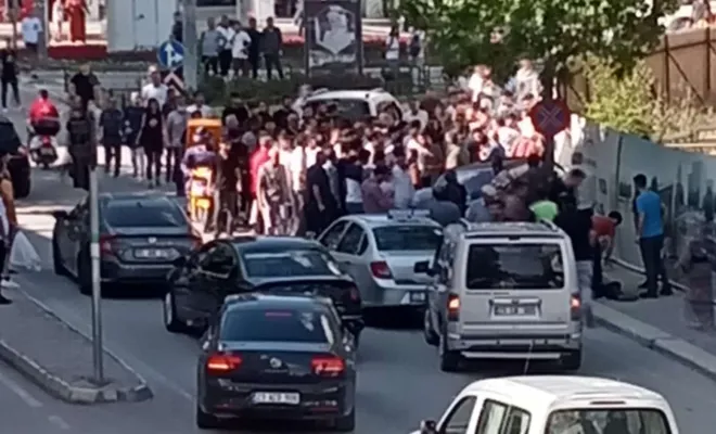 Otomobil yayaların arasına daldı: 3 yaralı 