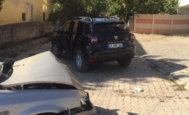 Kovancılar`da Cip ile otomobil çarpıştı : biri ağır 2 yaralı