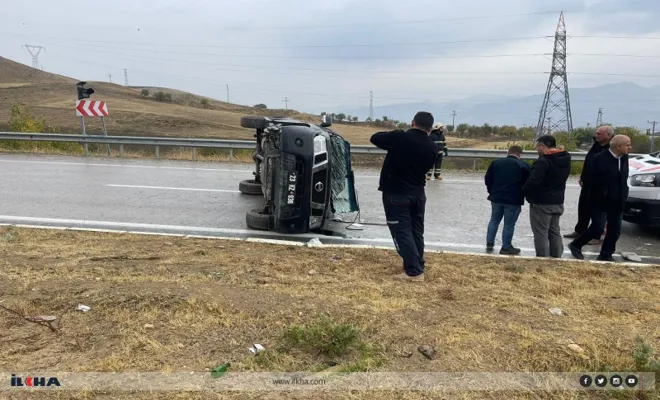 Kovancılar'da otomobil kaygan yolda devrildi: 3 yaralı