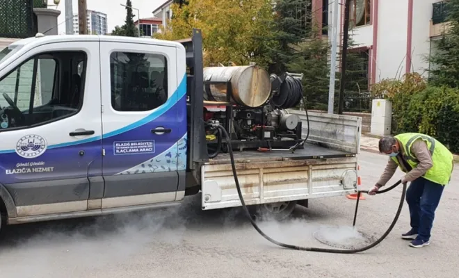 Elazığ Belediyesi Larva ile Mücadele Çalışmalarını Sürdürüyor