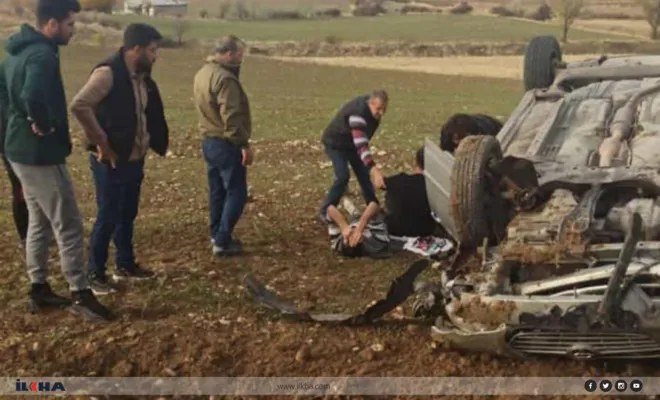 Kovancılar`da otomobil tarlaya uçtu: 2 yaralı 