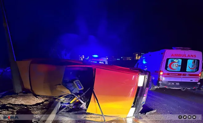Elazığ`da refüje çarpan ticari taksi yan yattı: 3 yaralı