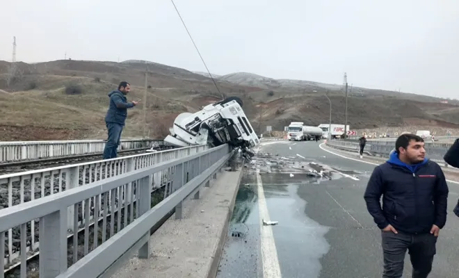Yakıt yüklü kamyon Gülüşkür köprüsünde ters döndü facianın eşiğinden dönüldü 