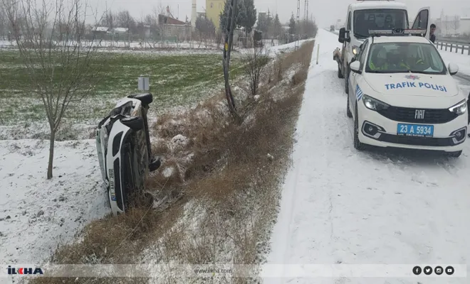 Elazığ`da elektrik direğine çarpan otomobildeki 2 kişi yaralandı 