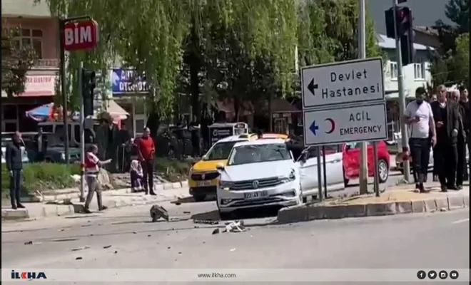 Kovancılar'da zincirleme trafik kazası: Biri ağır 3 yaralı 