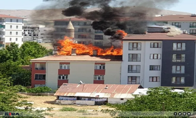 Elazığ'da çatıda başlayan yangın 2 binaya sıçradı