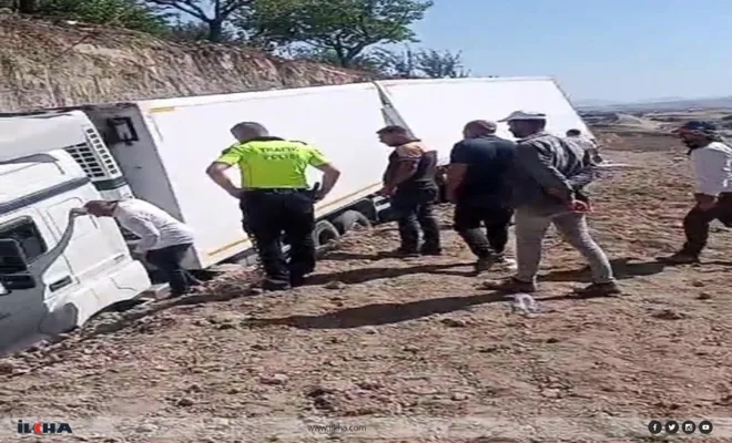 Kovancılar'da Tır yol çalışması yapan işçilerin içine daldı 