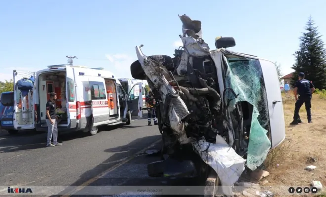 Elazığ'da yolcu otobüsü ile minibüs çarpıştı :18 yaralı 
