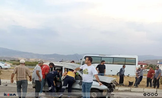 Kovancılar`da Sürücüsünün kontrolünü kaybettiği araç karşı şeride geçerek savruldu: 2 yaralı 