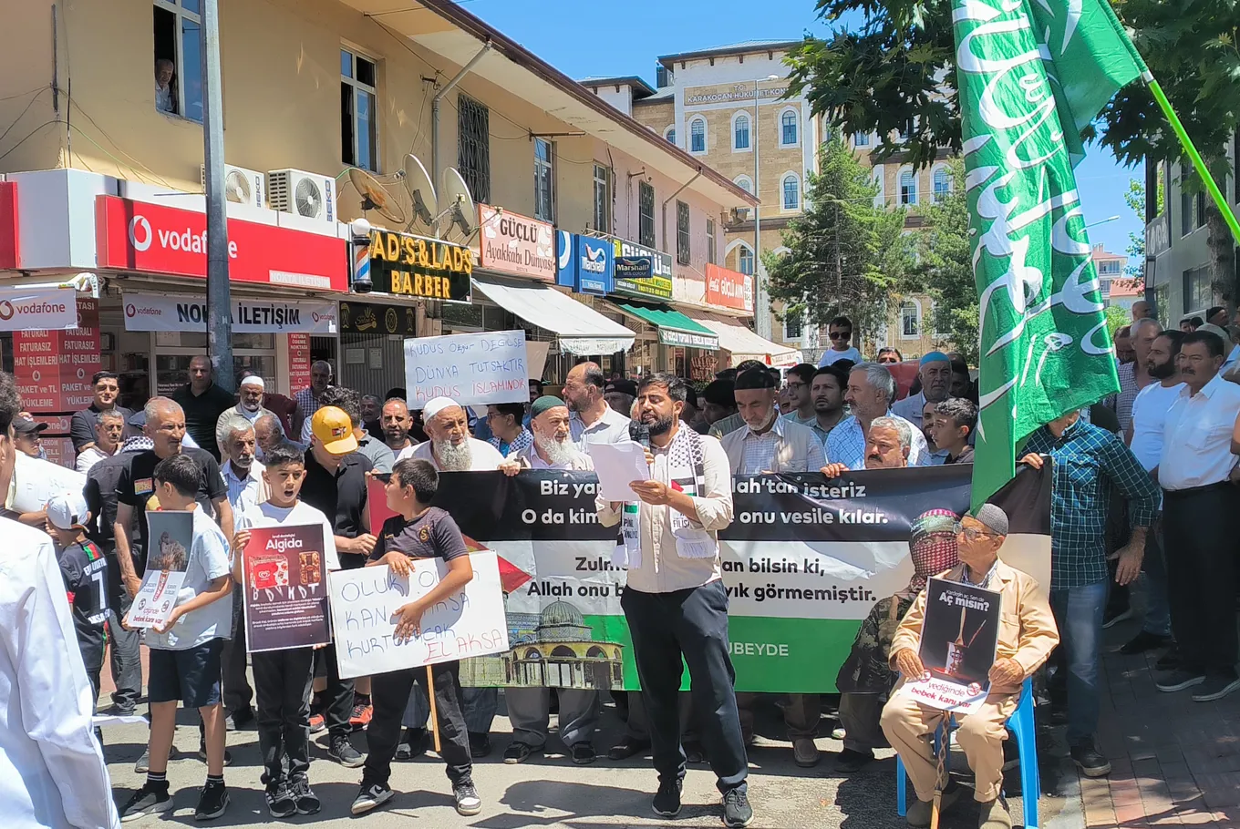 Kamyonun Sıkıştırdığı Otomobil Orta Refüje Çıktı