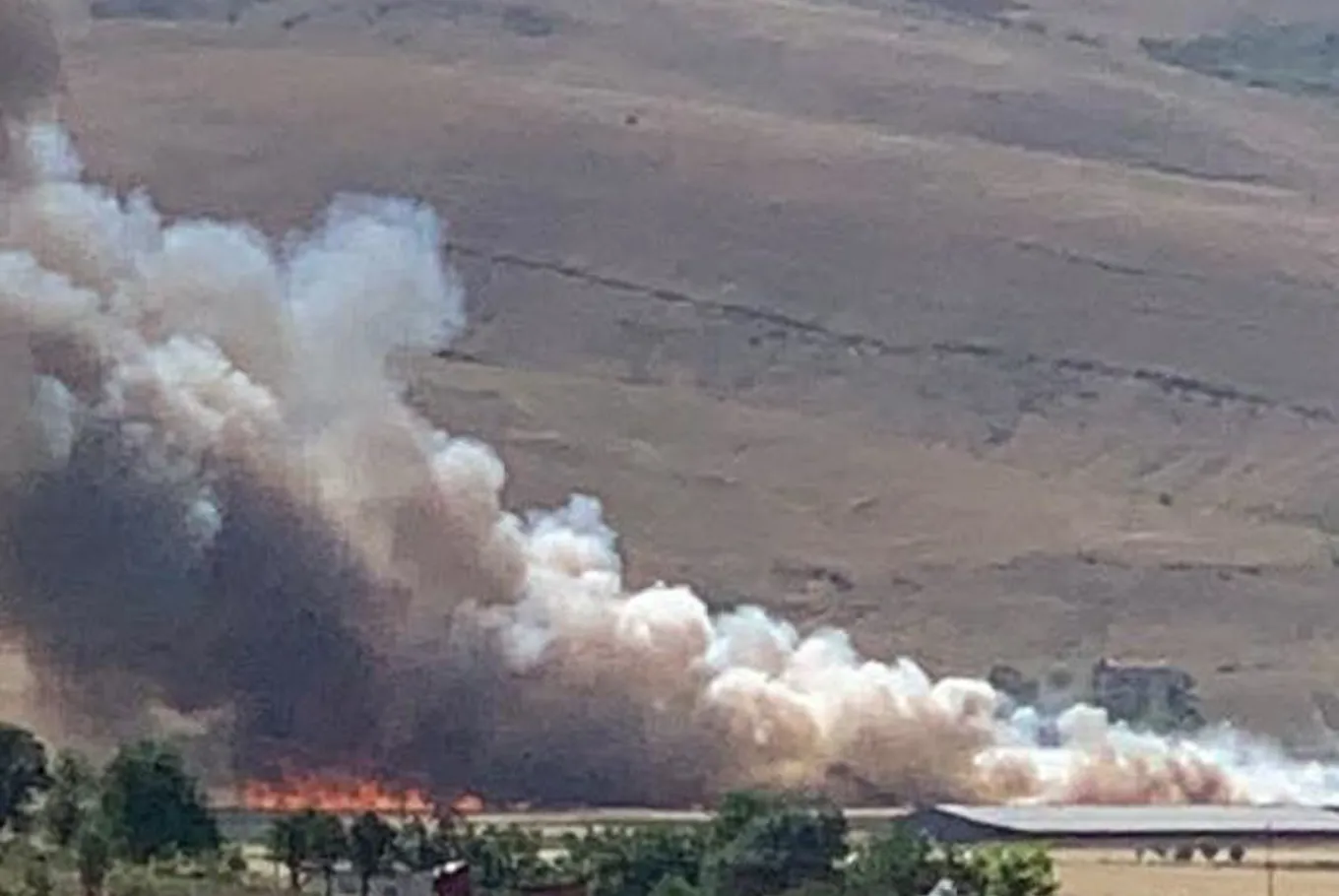 Kovancılar'da Arazi Yangını: Traktör Alevlere Teslim Oldu