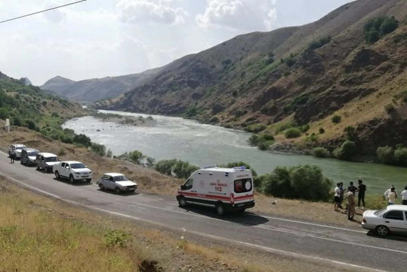 Elazığ’da Zincirleme Kaza: Traktör Römorkundan Düşen Lastik 4 Aracı Birbirine Katladı