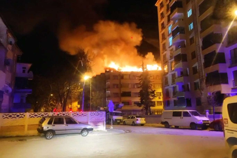 Elazığ'da binanın çatı katında yangın 