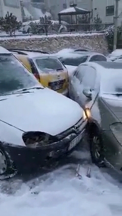 Elazığ’da kar yağışı nedeniyle onlarca araç birbirine girdi 
