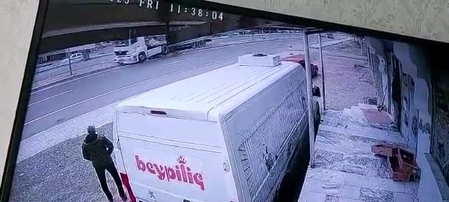 Kovancılar`da tırın kamyona çarpma anı kameralara yansıdı