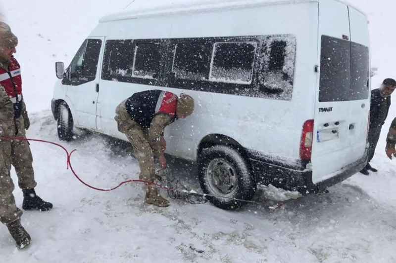 Muş'ta karda mahsur kalan 60 kişi kurtarıldı 