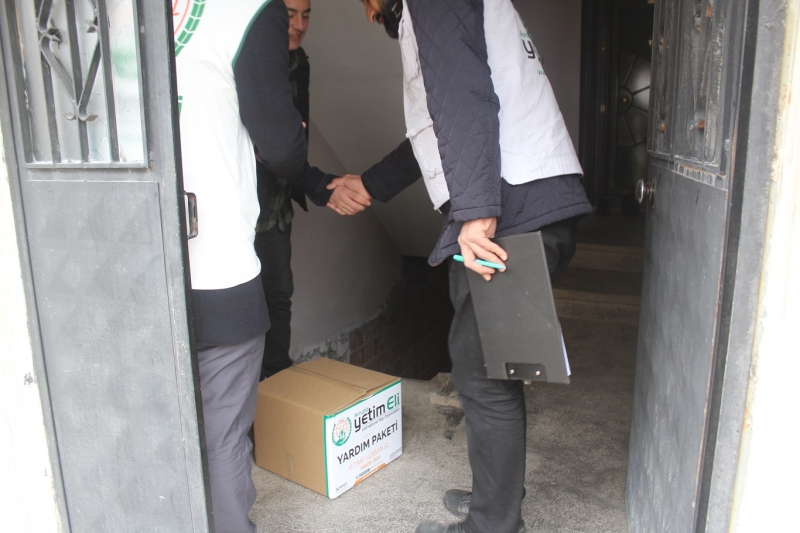 Uluslararası yardım kuruluşu Yetimeli Derneği Kovancılar`da gıda kolisi dağıttı